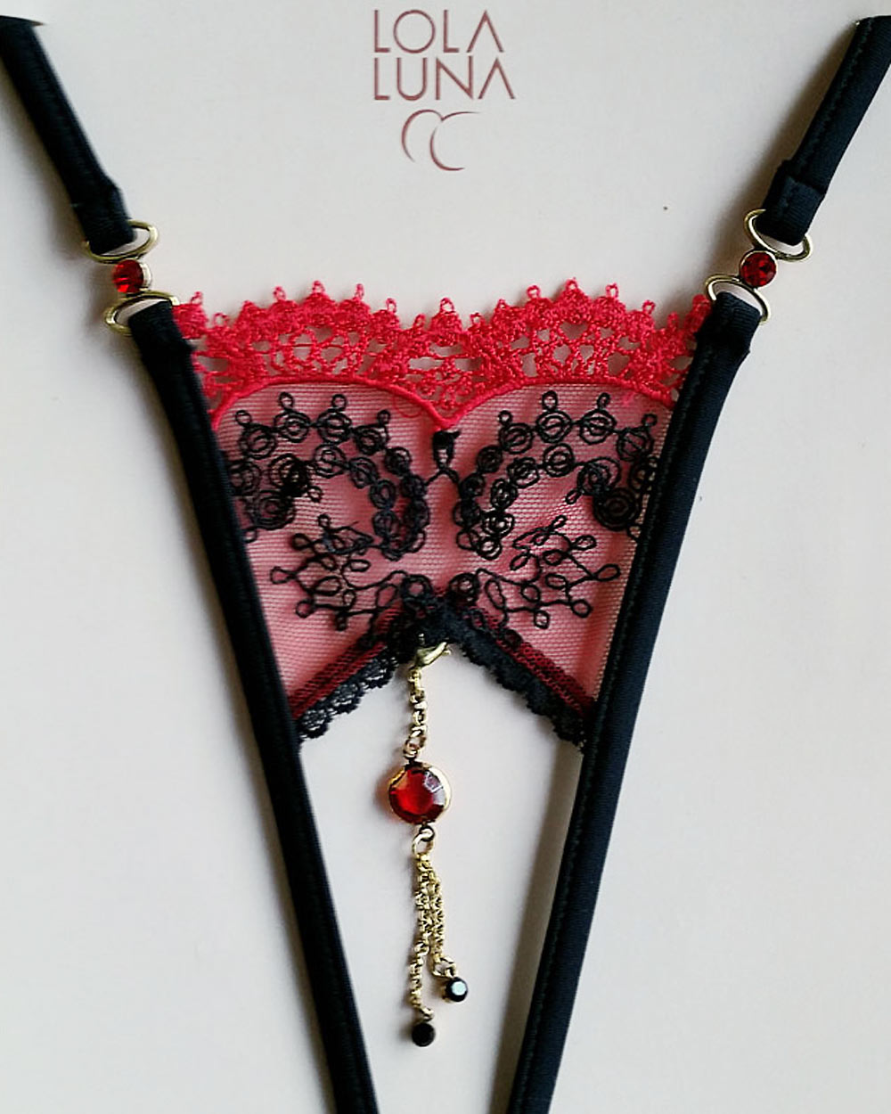 Sexy String VICTORIA - OPEN von Lola Luna - Farbe Schwarz-Rot - Detailansicht